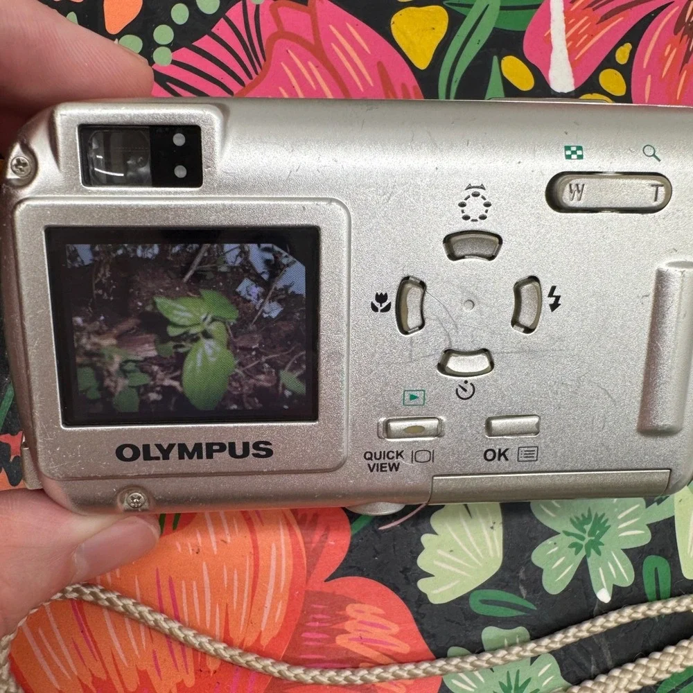 Olympus Stylus 400 Digital 4.0MP Camera Silver All Weather 3x Optical Zoom